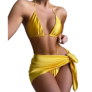 Completo bikini halter in satin giallo da donna costume da bagno sexy con gonna abbinata.