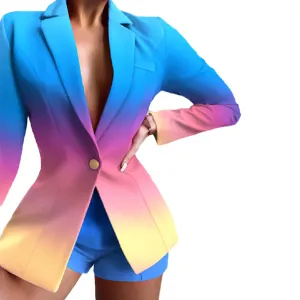 Détail en gros plan de l'ensemble blazer et short pour femme aux teintes dégradées.