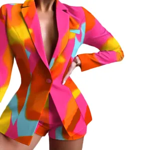 Vue détaillée du blazer et du short à imprimé abstrait coloré, ensemble mode.
