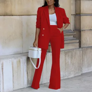 Roter Blazer und Schlaghosen Set getragen vom Model draussen vor Steinwand Detail.