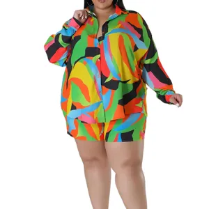 Set due pezzi taglie forti camicia a maniche lunghe con stampa astratta e pantaloncini.
