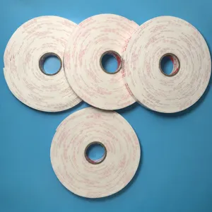 Detailansicht von hochviskosen Schaumstoff-Doppelseitigen Klebebandrollen, Material und Textur.