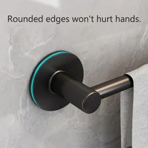Toallero de baño negro mate con diseño sin taladro instalado en pared de azulejos
