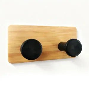 Gancio da parete in legno con due pioli neri, decorazione domestica e appendiabiti moderno.
