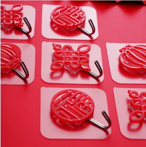 Gancho adhesivo rojo Año Nuevo Chino carácter Fu sin taladro para decoración de puerta.