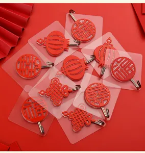 Detalle de gancho de pared festivo rojo con motivos tradicionales de bendición china.