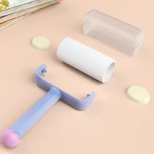 Rouleau anti-poils adhésif réutilisable pour vêtements et tapis avec housse de protection.