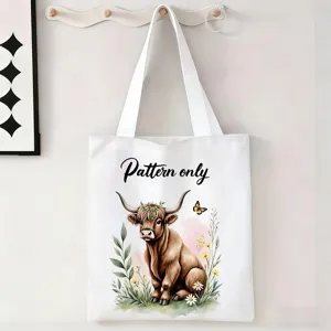Vista detallada de una ilustración de vaca Highland impresa en una bolsa de lona blanca.