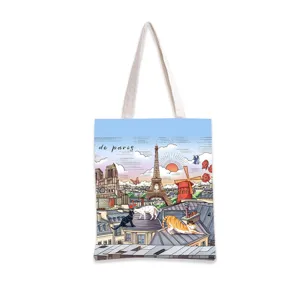 Detalle del bolso de lona con estampado vintage de arquitectura de París y gatos