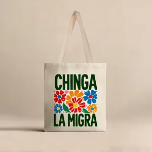 Bolsa de lona blanca con estampado Chinga La Migra y diseño de flores coloridas