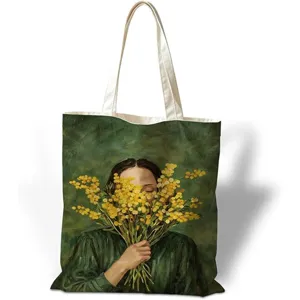 Dettaglio borsa shopper in tela con stampa pittura a olio retrò e mimose gialle.