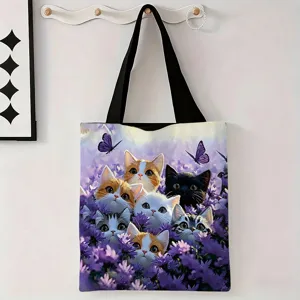 Vista detallada del lindo estampado de gatos y flores púrpuras en el bolso de lona.
