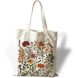 Primer plano del estampado floral estilo pintura al óleo en una bolsa de lona blanca