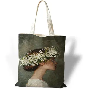 Primo piano del dipinto a olio artistico stampato su una grande borsa di tela crema