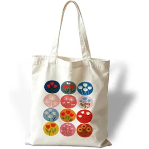 Vista detallada de un bolso de lona con doce coloridos estampados florales de estilo óleo.
