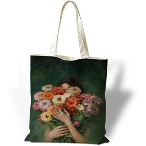 Primo piano della stampa vintage a olio con ragazza e fiori su borsa tote in tela verde