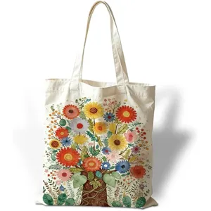 Vista detallada de un estampado retro de pintura al óleo floral en un bolso de lona.
