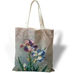 Dettaglio della borsa tote in tela con pittura a olio artistica di fiori di iris