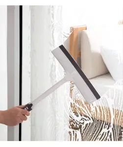 Nahaufnahme des Fensterabziehers bei der Reinigung von Seifenglas mit weicher Gummilippe.