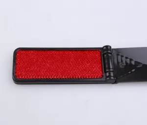 Spazzola levapelucchi pieghevole portatile per vestiti e animali, rimuove polvere e peli.