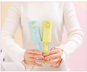 Rouleau anti-peluches portable design de fruit, enleveur de poussière coloré pour usage quotidien.