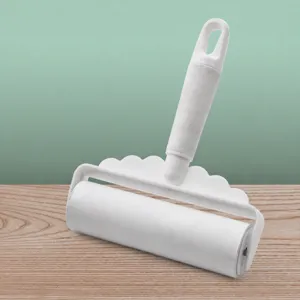 Detailed view of the 16cm wide lint roller with dust cover and comfortable handle.