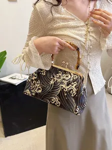 Elegante bolso de noche con diseño de olas bordadas, cadena dorada y asa de bambú