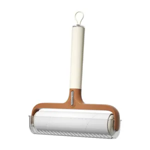 Fusselrolle mit langem Griff und transparentem Aufbewahrungsfuss fuer Haustiere.