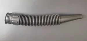 Embudo flexible de plástico negro con tubo largo en detalle, material PP duradero para fluidos.