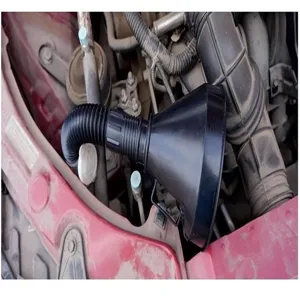 Embudo automotriz de plástico negro con manguera de extensión flexible para aceite detalle.