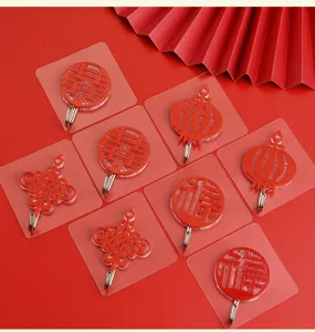 Detalles del gancho adhesivo rojo de Año Nuevo chino con motivos festivos tradicionales.
