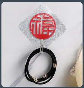 Vista detallada del gancho adhesivo de pared sin perforar rojo carácter Fu de Año Nuevo para casa.