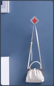 Gancho de pared adhesivo sin perforación con diseño de nudo chino rojo para hogar y cocina.