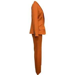 Costume blazer à manches longues et pantalon flare orange pour femme, vue détail, look pro.