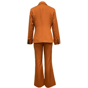 Vue dos d'un ensemble blazer à manches longues et pantalon évasé pour femme, tenue professionnelle.