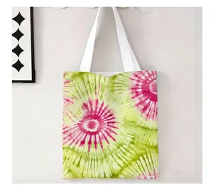 Sac en toile tie-dye aux motifs roses et verts suspendu dans une pièce moderne lumineuse
