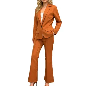 Ensemble professionnel femme blazer manches longues et pantalon patte d'eph, elegant.