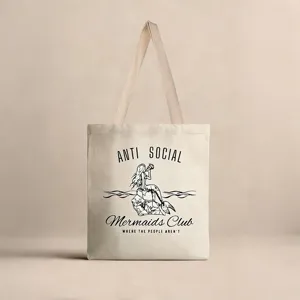 Detalle del estampado Anti Social Mermaids Club en una bolsa de lona.