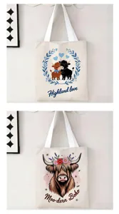 Vista detallada de bolsos de lona con adorables ilustraciones de vacas de las tierras altas.