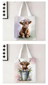 Vista detallada de bolsos de lona blancos con lindas ilustraciones de vacas de las tierras altas.