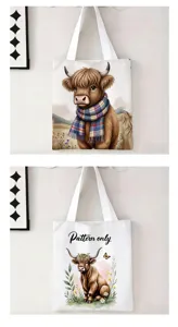 Vista detallada de dos bolsas de lona de vaca Highland con diseños artísticos de animales