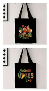 Detalle de dos bolsos de lona negra con diferentes estampados temáticos Juneteenth.