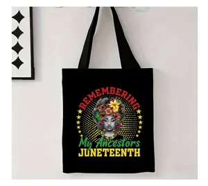 Vista detallada del bolso de lona negro Juneteenth con el texto 'Remembering My Ancestors'