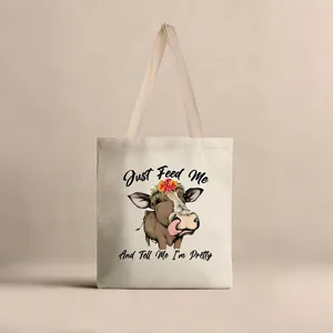 Primer plano del diseño de vaca con corona de flores impreso en bolsa de lona crema