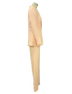 Détail de profil latéral de l'élégant costume blazer et pantalon manches longues rose.