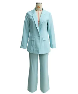Vue detaillee de l'elegant ensemble de costume blazer et pantalon bleu clair pour femme.