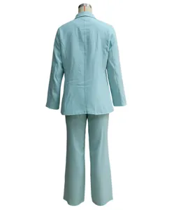 Détail de vue arrière du ensemble costume blazer et pantalon manches longues bleu clair femme.