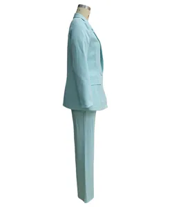 Vue détail de costume femme bleu clair, blazer manches longues et pantalon assorti.