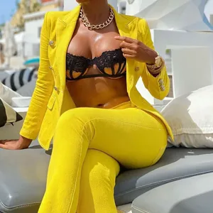 Damen gelber Blazer und gerade Hosen Zweiteiler Set mit schwarzem Spitzen Bralette Outfit.