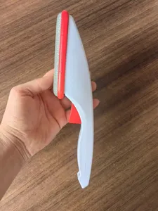 Spazzola levapelucchi portatile per vestiti, peli di animali e divani, bianca e rossa.